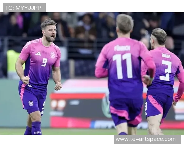 传奇球星足球友谊赛精彩瞬间回顾 展现巅峰对决与经典传球技巧