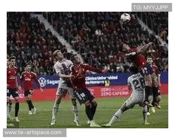 足球球星带球突破意外摔倒全场观众惊呼比赛走势瞬间生变