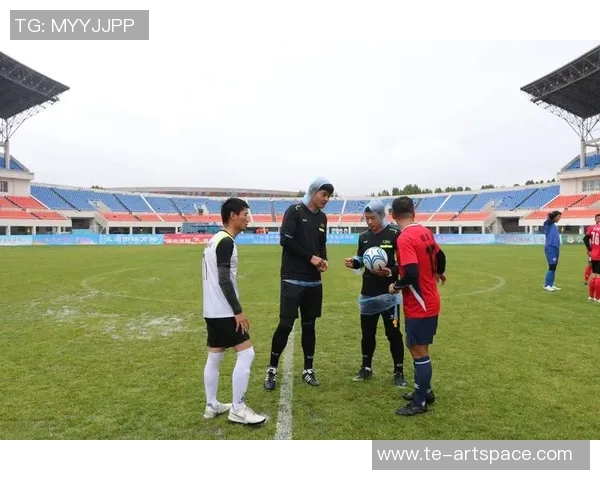 足球球星蹲照走红展现赛场外独特魅力与个性姿态